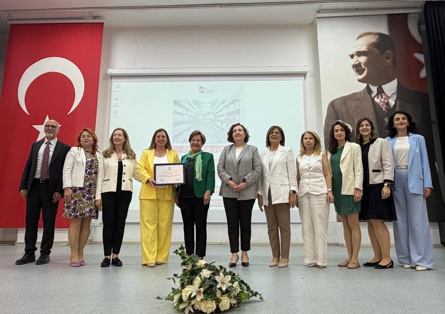 İzmir Katip Çelebi Üniversitesi Eczacılık Fakültesi Akreditasyon Belge Takdimi ve Eczacılık Bayramı